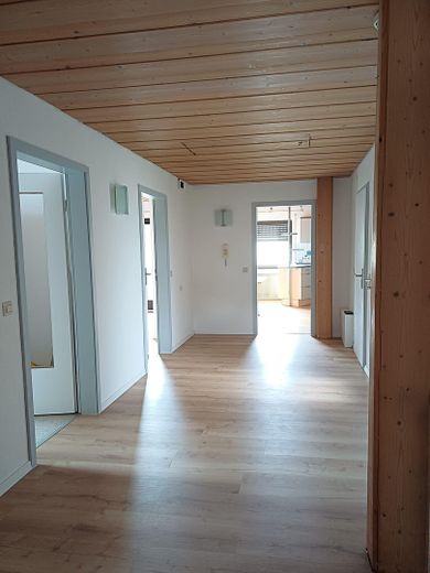 Gezellig 4-kamerappartement op de bovenste verdieping te huur in Biberach – Flur