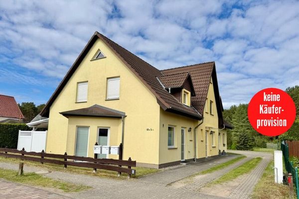 HORN IMMOBILIEN++ Wesenberg au bord de la voie navigable fédérale, maison mitoyenne centrale bien entretenue avec grand terrain et nombreux atouts