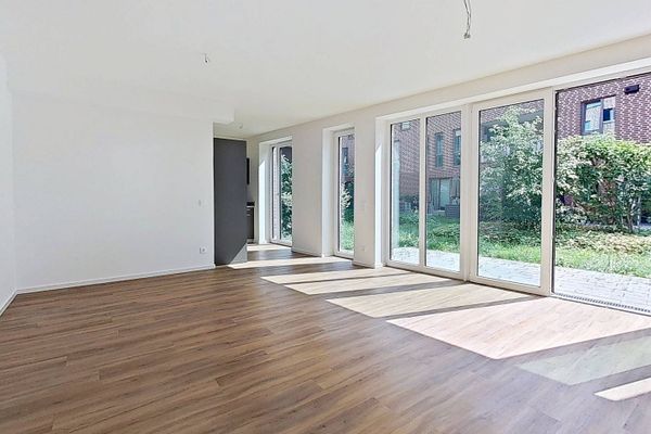 Modernes Wohnen auf zwei Ebenen: Stilvolle Maisonette-Wohnung mit eigenem Garten in Rissen