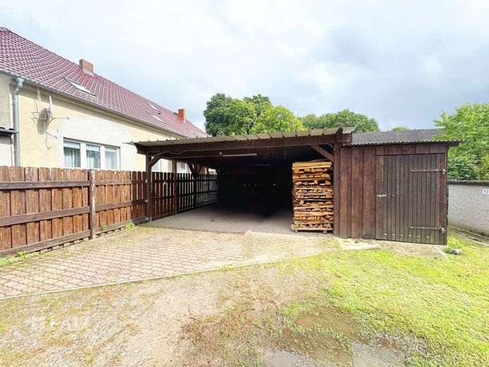 Provisionsfrei: Doppelhaushälfte mit viel Platz, Garten und Gestaltungspotenzial – Außen-Carport mit Schuppen