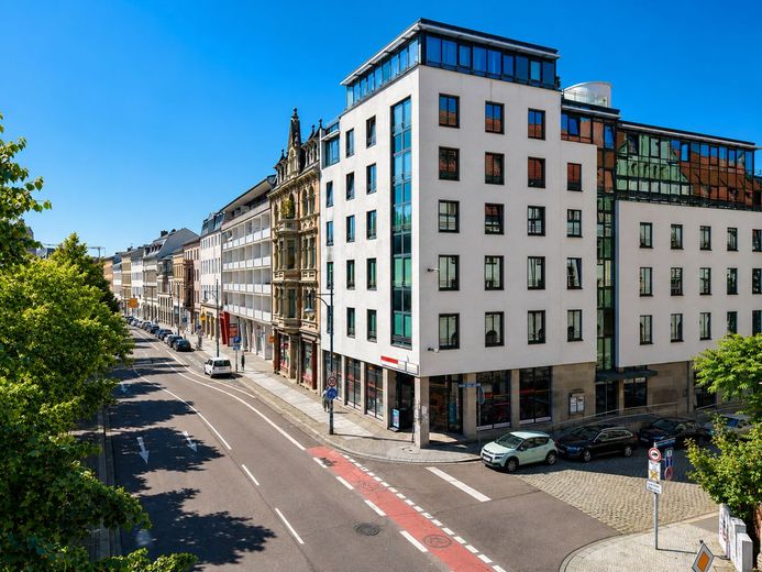 Attraktive Einzelhandels- und Ausstellungsfläche mit großzügiger Schaufensterfront – Hausansicht