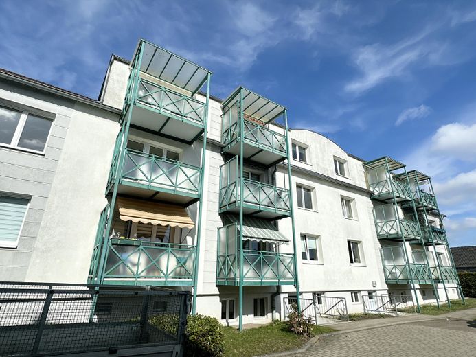Vermietete 3-Zimmer-Wohnung mit Einbauküche und Südbalkon – Kapitalanlage in Bützow – Aussen Balkonanlage