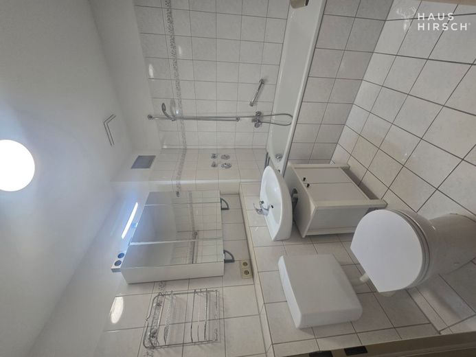 Gemütliche Dachgeschosswohnung mit Balkon und Traumblick! – Badezimmer