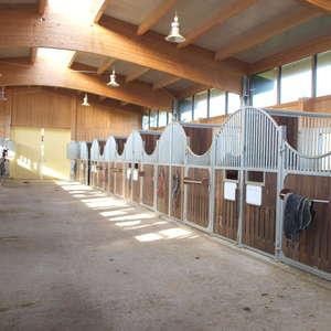 Centro ippico senza provvigioni sul lago con maneggio coperto, campo da equitazione e 15 box per cavalli – Boxen rechts