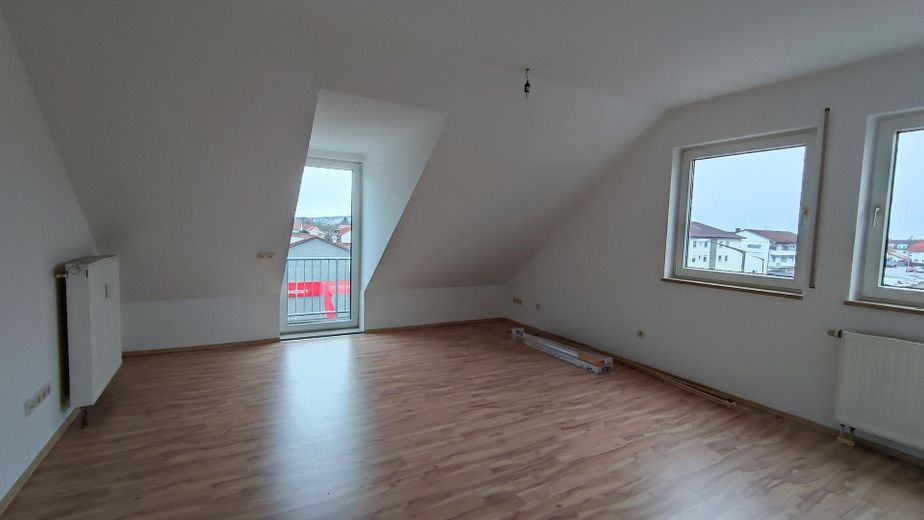 Drei Zimmer DG Wohnung mit Balkon zentral gelegen in Schwandorf – Wohnzimmer