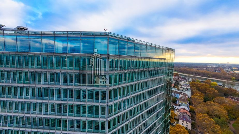 ATIK: Exklusivität mit atemberaubendem Panorama - Repräsentative Büroflächen im Victoria-Turm – Drohnenaufnahme