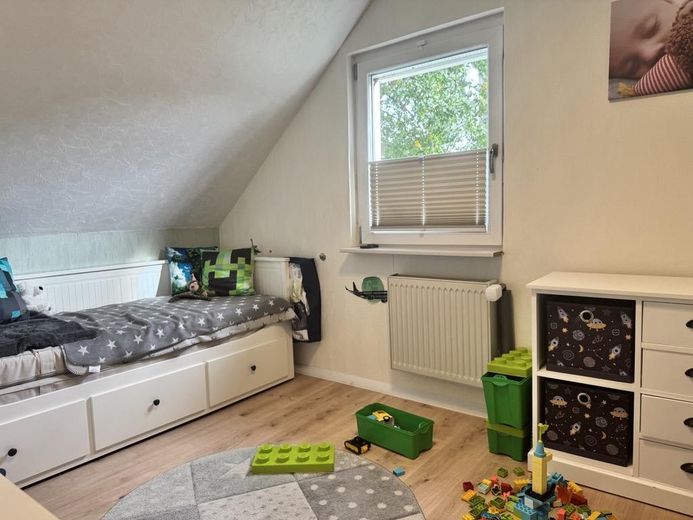 Modernisiertes Einfamilienhaus in ruhiger Sackgassenlage mit Kamin, PV-Anlage und großem Grundstück – Kinderzimmer