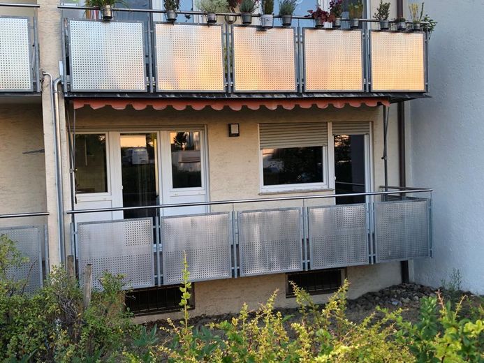 Wohnung 2,5 Zimmer – Balkon - Blick von der Straße
