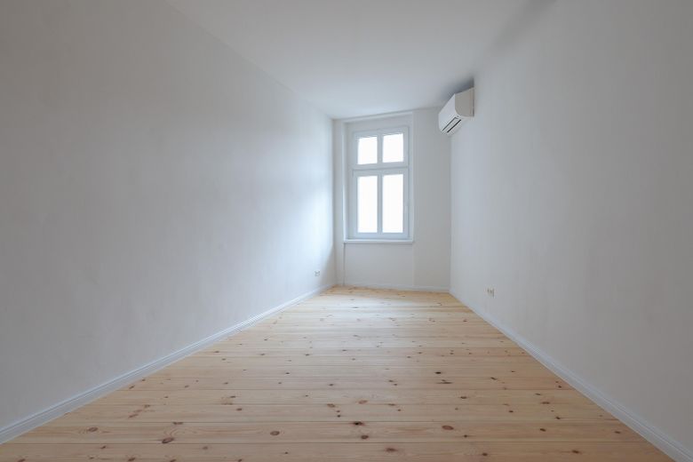 Kernsanierte Altbauwohnung mit Balkon am Schäfersee – Schlafzimmer
