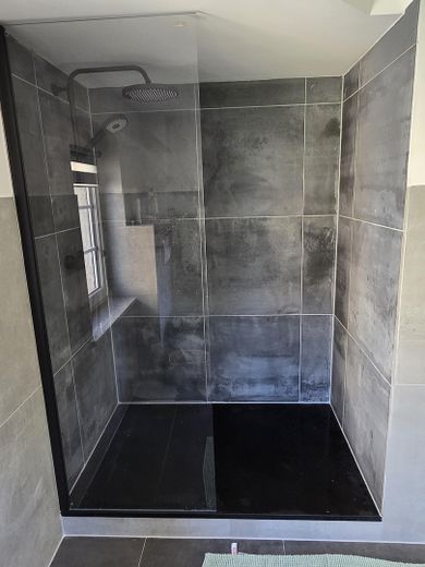 Kapitalanlage mit Entwicklungspotenzial – 4 Wohn. + Gewerbe – Oberlausitz – Dusche Apt 1