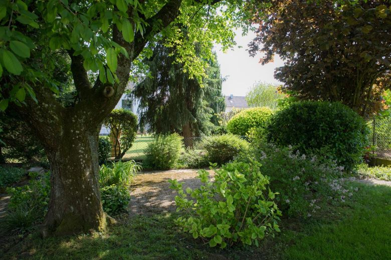 Dwurodzinny dom: zadbany, blisko centrum, gotowy do zamieszkania – Sitzplatz im Garten