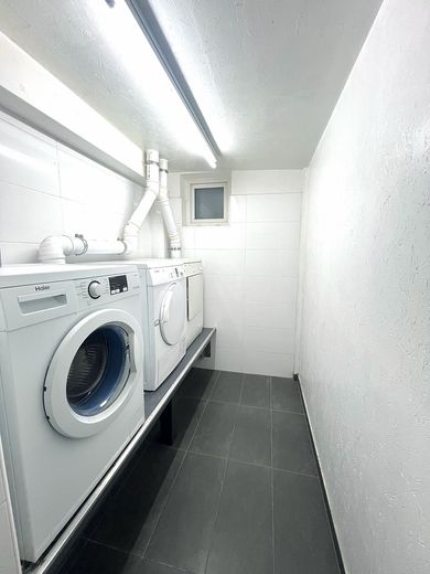 Straubing yakınlarında 11 konut birimli apartman – tamamen kiralanmış ve komisyonsuz – Waschraum