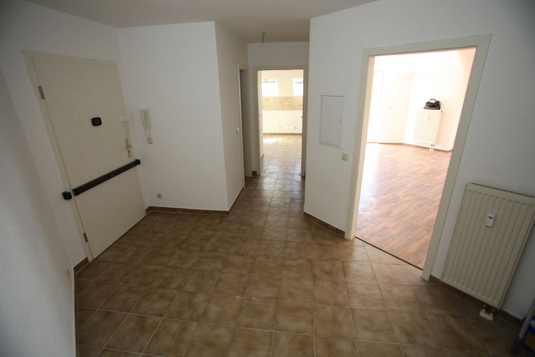 Comfortable 3-room maisonette apartment with balcony and underground garage in Plauen – Flur