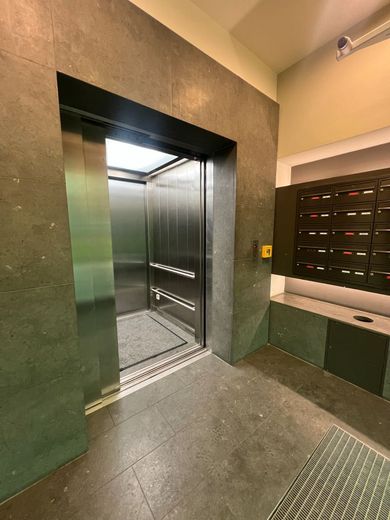 Helle, moderne Büroflächen in Berlin-Weißensee - vom Einzeltisch bis zur eigenen Etage – Aufzug