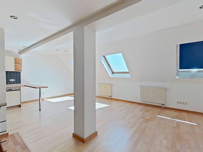 Warmes Nest, kalte Ersparnis - 1 KALTMIETE GESCHENKT: Große 3-Zimmer-Dachgeschosswohnung mit EBK und intelligentem Grundriss im historischen Breitenweg – Ansicht III: Wohn- und Esszim…