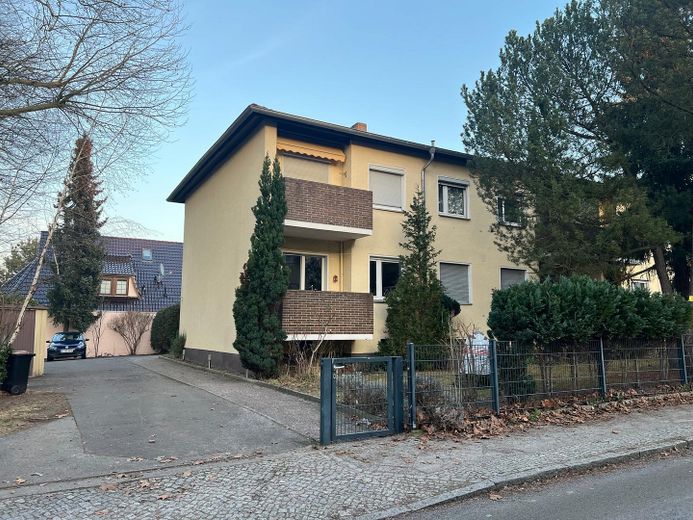 Ruhige 2-Zi.-Wohnung mit Balkon und Garten in Lichterfelde – sanierungsbedürftig – Vorderansicht