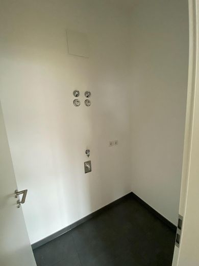 Lichtdurchflutete Neubau 3,5-Zimmer Maisonettewohnung: Loft-Charakter in zentraler Lage – Praktische Abstellkammer EG