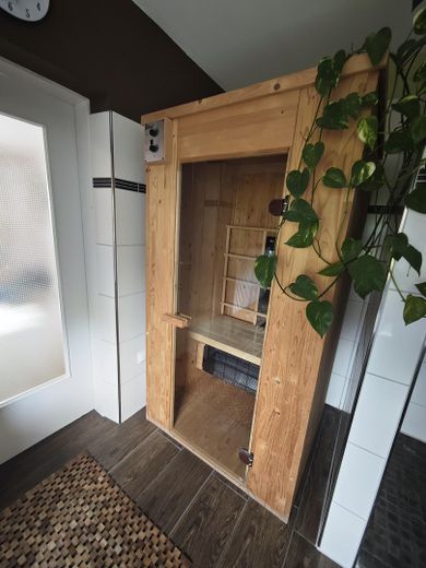 Rotlichtkabine in Badezimmer