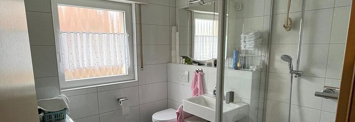 Bad inkl. Dusche und Fenster
