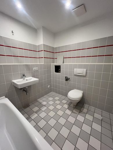 Instálese y disfrute: a estrenar tras una renovación integral, con balcón – Badezimmer