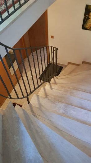 Traumwohnung m. Garten in bester Wohnlage Ende Sackgasse mit Blick in die Alpen mit PV Anlage – Treppenhaus zu UG