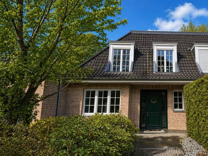 Repräsentatives Familiendomizil mit 7 Zi., EBK, 2 Bäder, Kamin, Garten und Terrasse – Foto 1