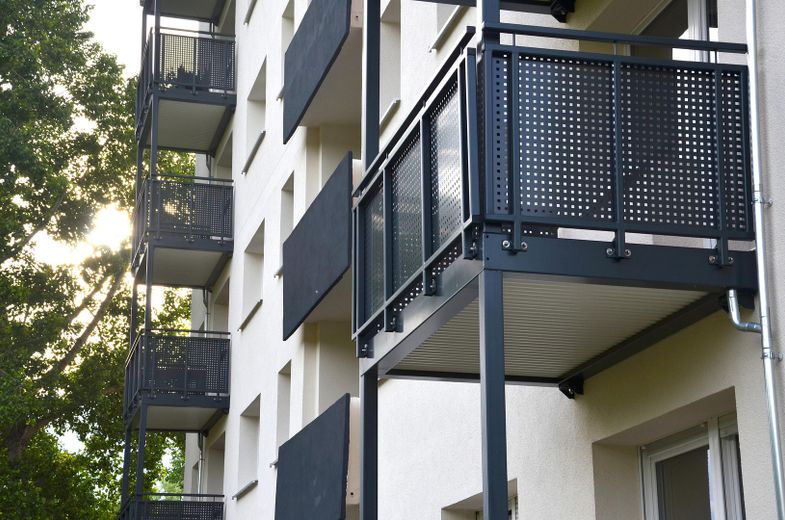 Schau bei uns vorbei: Helles modernes 3 Zimmer Apartment mit top Aussicht über Halle – Balkon
