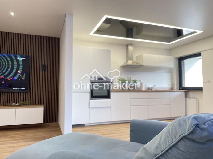 Geschmackvolle, vollst. renovierte 2-Raum-Wohnung mit geh. Innenausstattung mit Balkon und EBK – Foto 1