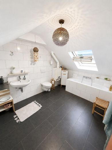 Großzügige 4-Zimmer-Maisonettewohnung – Badezimmer mit Badewanne