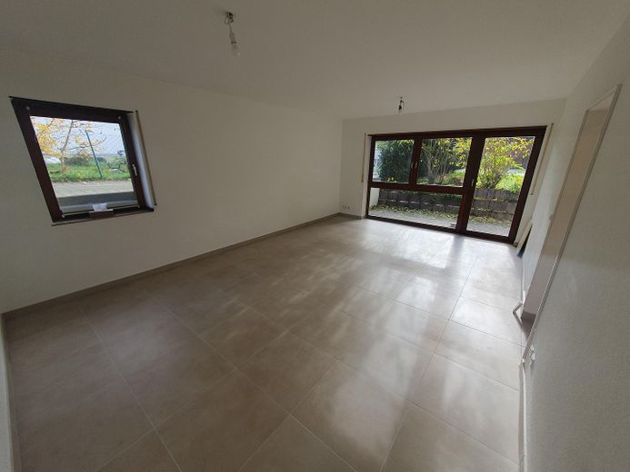 Tranquillo appartamento di 2 locali con terrazza e garage – Wohnzimmer