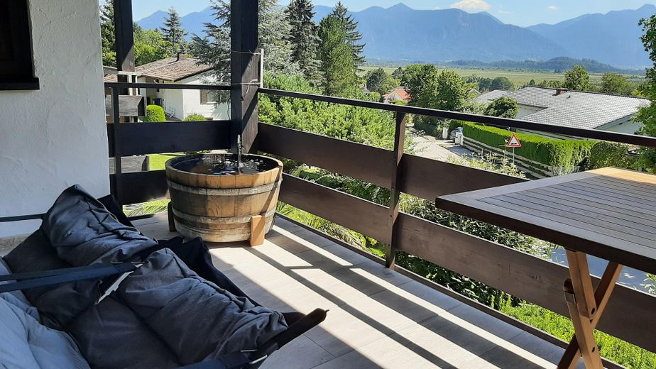 Moderno, pregiato e tranquillo appartamento di 2 locali COMPLETAMENTE ATTREZZATO con ampio balcone esposto a sud a Murnau-Moosrain – Balkon mit herrlichem Blick