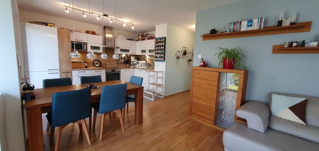 Moderno piso de 4 habitaciones con balcón, ascensor y plaza de garaje subterráneo en Thon – Wohn\Essbereich
