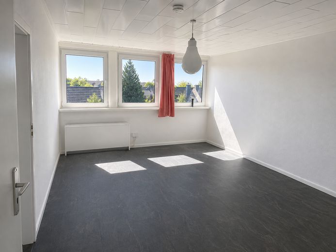 3 Zimmer DG Wohnung ohne Schrägen mit viel Stauraum und Stellplatz – Wohnzimmer