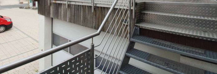 Piso vacío de 3 habitaciones con terraza en la azotea, garaje doble y plaza de aparcamiento exterior en Jettingen