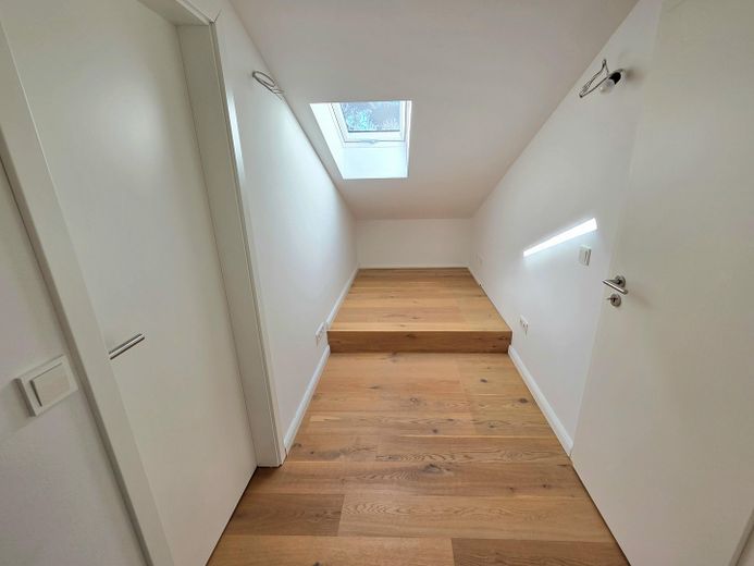 Courtagefrei: Helle und zentral gelegene DG-Maisonette-Wohnung mit Galerie und Sonnenterrasse – 09_Home Office_1