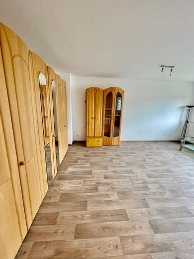 नई तरह से नवीनीकृत बालकनी और EBK वाला अपार्टमेंट – Wohn-/Schlafzimmer