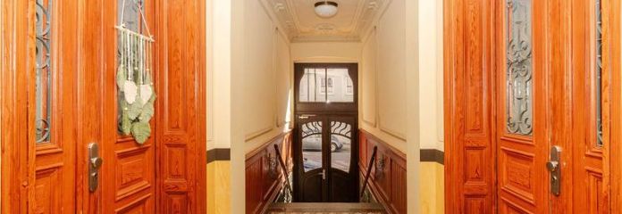 АТМОСФЕРА СТАРОВИННОЇ БУДІВЛІ ПОЄДНУЄТЬСЯ ІЗ СУЧАСНІСТЮ | Чарівна 3-кімнатна квартира в популярному районі Лейпцига — Голіс