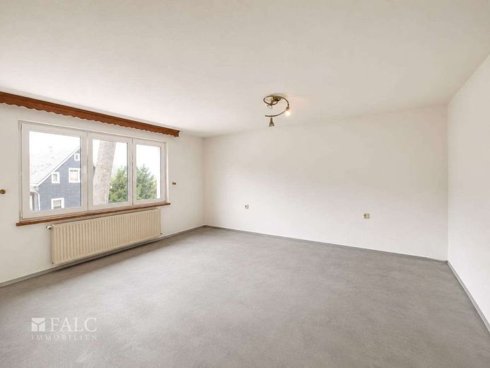 SCHNÄPPCHEN! Vollunterkellertes Zweifamilienhaus in Cursdorf - FALC Immobilien – Wohnzimmer