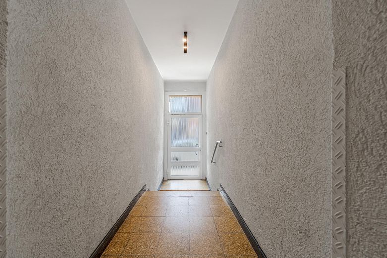 Kernsanierte 2-Zimmer-Wohnung in Derendorf | HSD | Einbauküche | teilmöbliert – Hausflur