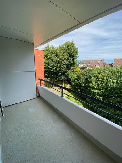 FRISCH SANIERTE UND RUHIG GELEGENE WOHNUNG IN S- BAHN- NÄHE – Balkon