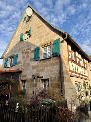 Fachwerk trifft Sandstein: Ein Haus mit Charakter und großzügigem Raumangebot – Vorder- und Westseite