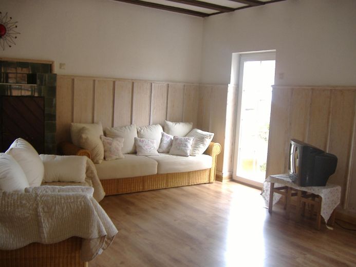 Wohnzimmer+ Tür zum Balkon