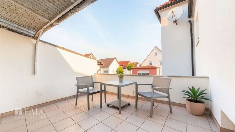 2 auf einen Streich, Renditepotenzial hoch - FALC Immobilien – Gemeinschaftliche Terrasse