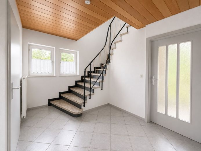 Familientraum mit Paradiesgarten - Schnuckeliges Haus - 5 Zimmer, Terrasse, Doppelgarage, Bestlage! – Solides Treppenhaus mit hochwertiger Treppe