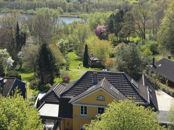 Villa mit Gutshauscharakter auf 3500m²-unverbaubarer Seeblick in Kieler Stadtrandlage – Traumhaus am See-Luftaufnahme