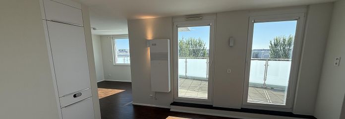 Penthouse à Riedberg avec grande terrasse sur le toit et vue sur la skyline – climatisation, cuisine équipée et 2 places en sous-sol – Küche