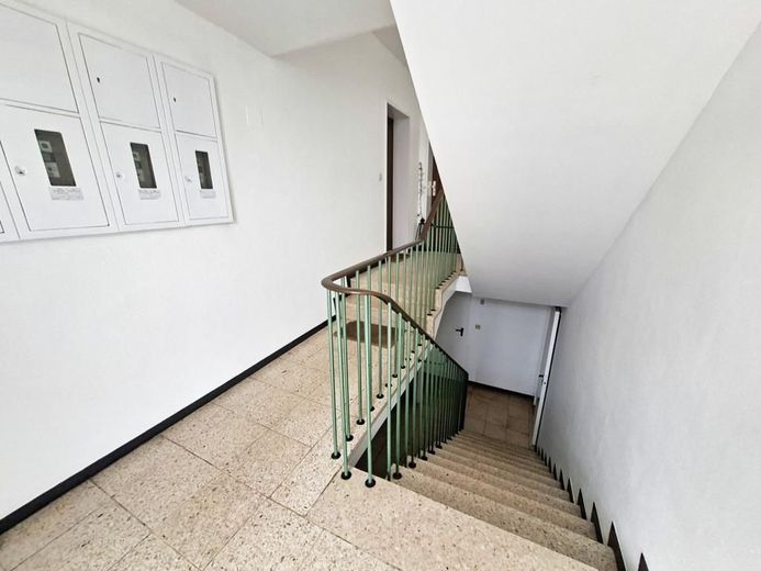 CITYHOUSE: Solide vermietetes Mehrfamilienhaus mit XXL Grundstück Balkonen, Garagen, Stellplätzen, – Treppenhaus