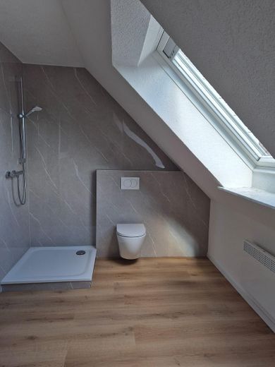 Frisch renovierte 5-Zi.-DG-Wohnung | Balkon | EBK | 85 m² | Schwäbische Alb | provisionsfrei – Bad