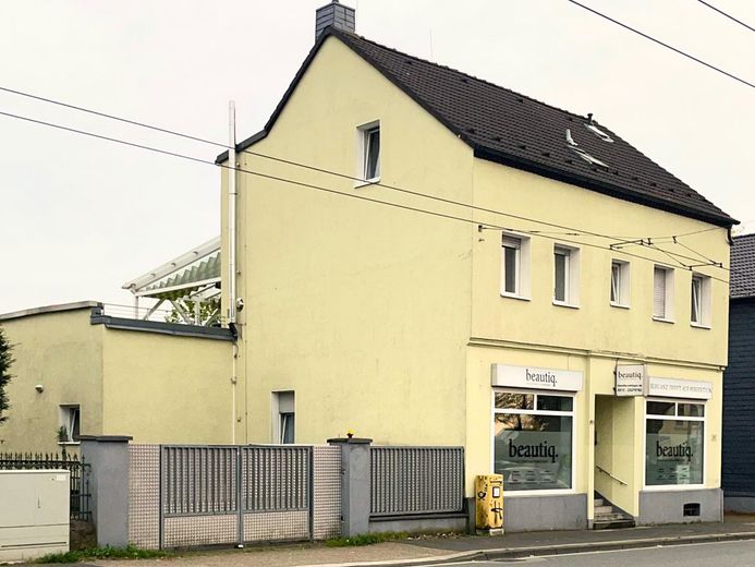Provisionsfrei | Saniertes Mehrfamilienhaus | 32.500 € Jahreskaltmiete – Aussenansicht