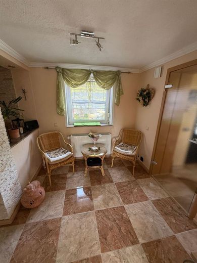 Bezugsfertiges Einfamilienhaus mit großem Blk, Garage, 2 Bädern und sonnigem Grundstück – Flur